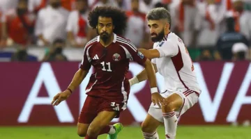 أكرم عفيف يطالب الجمهور برمي القوارير ويرسم جدلاً جديداً في مباراة قطر والإمارات